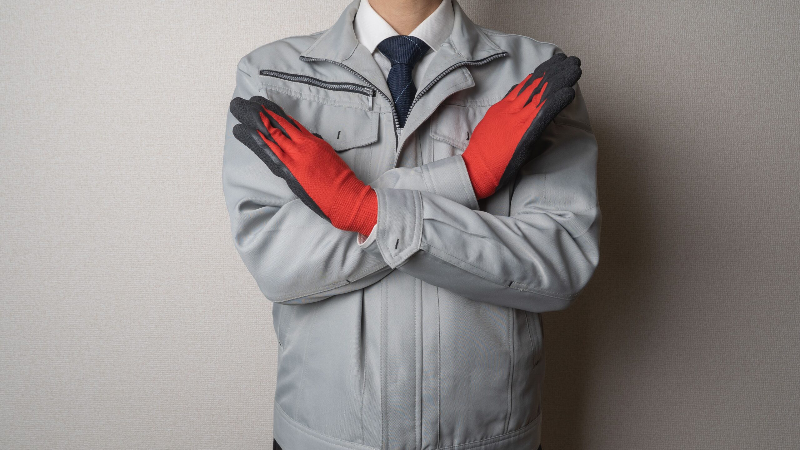 NGポーズ・作業服にネクタイの男性